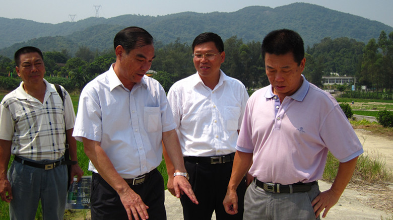 陈志强副校长陪同广东省农业厅蔡汉雄副厅长（右三）等现场指导水稻育种工作